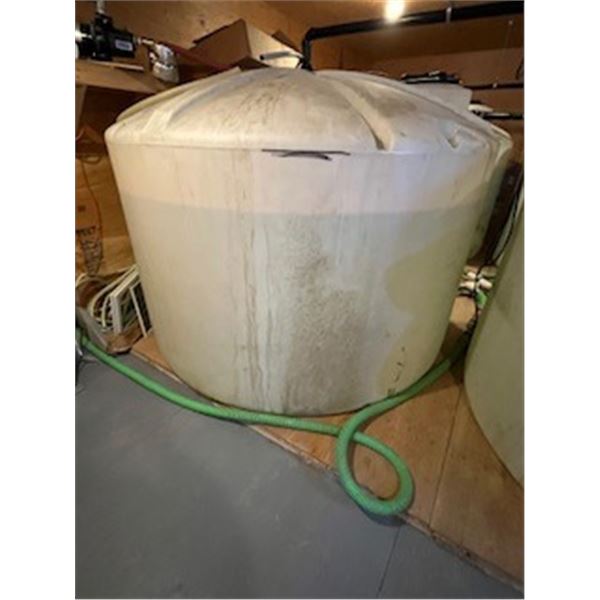 1000 gal water tank - plastic