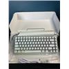 Image 1 : 1 Retro Mechanical Hotswappable Bluetooth Keyboard - White