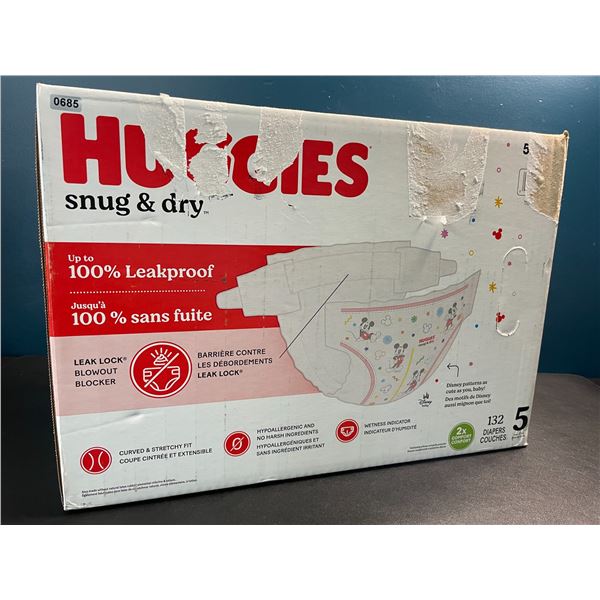 1 Box of Huggies Snug & Dry Leakproof Diapers - Size 5 - 132 Diapers