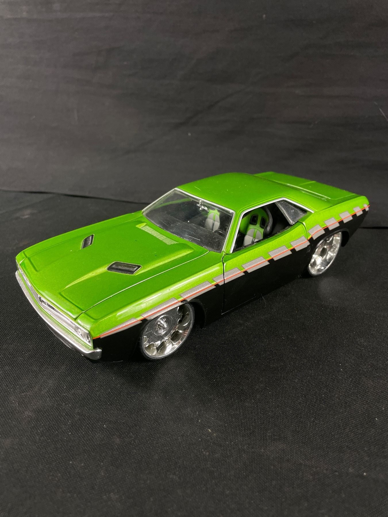 Foose 1971 Dodge Challengar Diecast Car 1/18th Scale