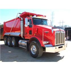 2005 KENWORTH T800 TRI-AXLE DUMP