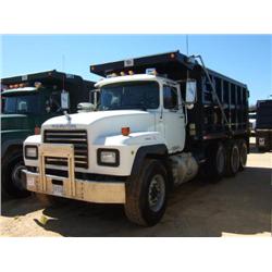 2002 MACK RD688S TRI-AXLE DUMP