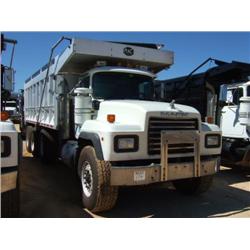 2001 MACK RD688S TRI-AXLE DUMP