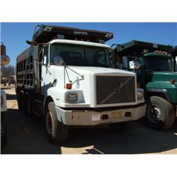 2000 VOLVO TRI-AXLE DUMP