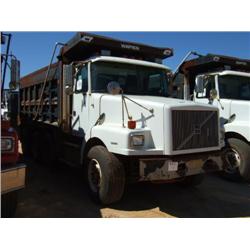 2000 VOLVO TRI-AXLE DUMP