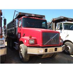 2000 VOLVO TRI-AXLE DUMP