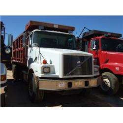 2000 VOLVO TRI-AXLE DUMP