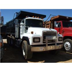 1997 MACK RD690S TRI-AXLE DUMP