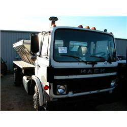 1982 MACK MSS00P SPREADER TRUCK