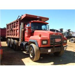 1993 MACK RD690S TRI-AXLE DUMP