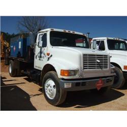 1990 INTERNATIONAL 4900 S/A LUBE TRUCK