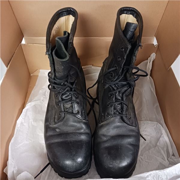 US Military Issued Vibram Boots - Size 9.5