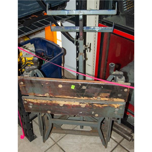 LOT OF FOLDING SAWHORSE AND CARPENTRY ROLLING