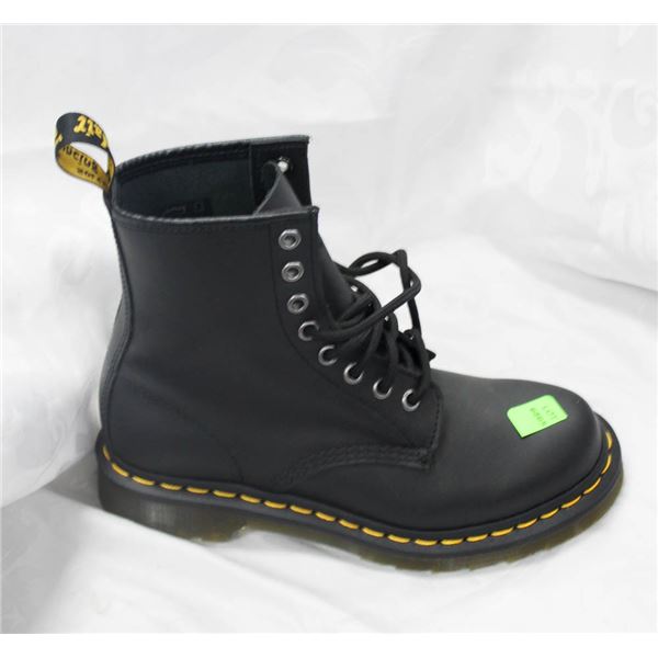 DOC MARTIN SIZE 6 LACE UP BOOTS