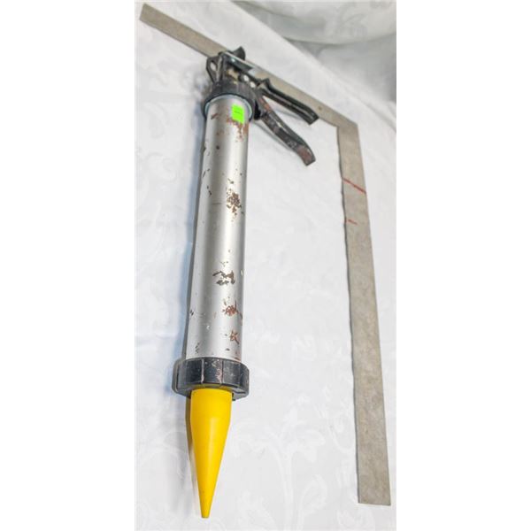 DRYWALL CAULKING GUN & SQUARE