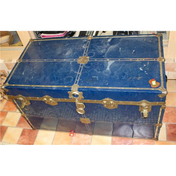VINTAGE BLUE STEAMER TRUNK