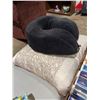Image 1 : Throw a pillow and neck neck support