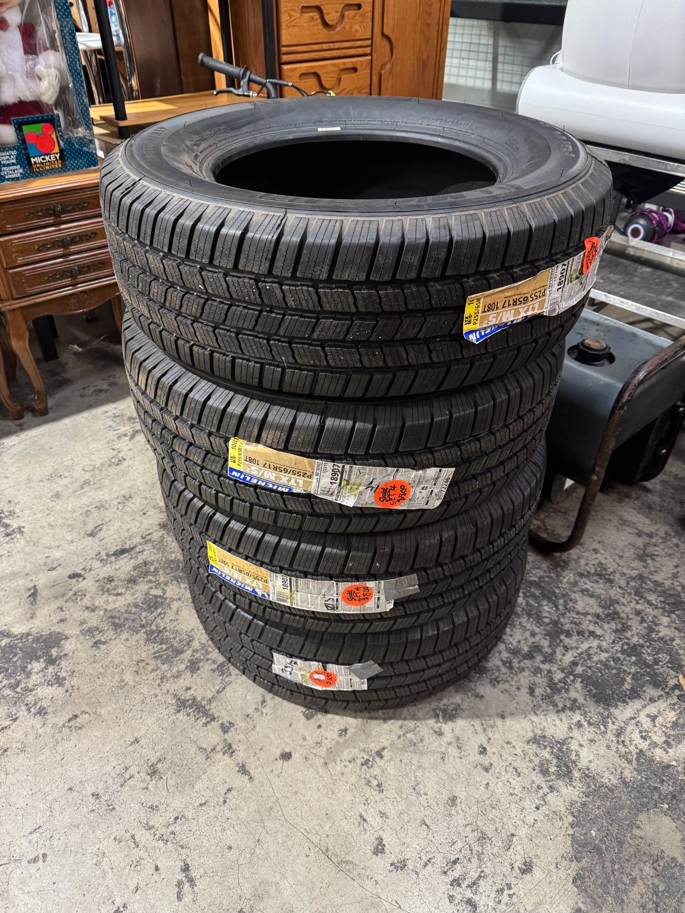 Tires P255/65R17 Michelin