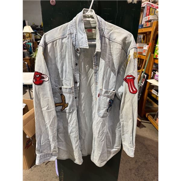 Levi's shirt size large