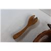 Image 5 : Wooden Carved Pineapple Salad Bowl Set with Tossers