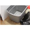 Image 5 : *Large Plastic Tote with Lid and Air Mattresses