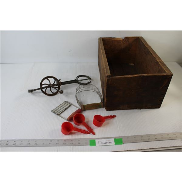 (3) measuring Cups, Hand Spinning Whisk, Wooden Box