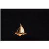 Image 2 : 14K MOTHER OF PEARL & ONYX SAIL BOAT PIN (6.7 GTW)