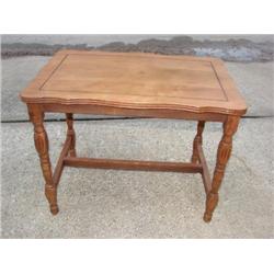 Small end table w/turned legs