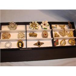 19 Vintage brooches