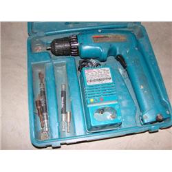 Makita cordless drill w/charger in case