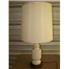 Image 1 : White lamp w/shade