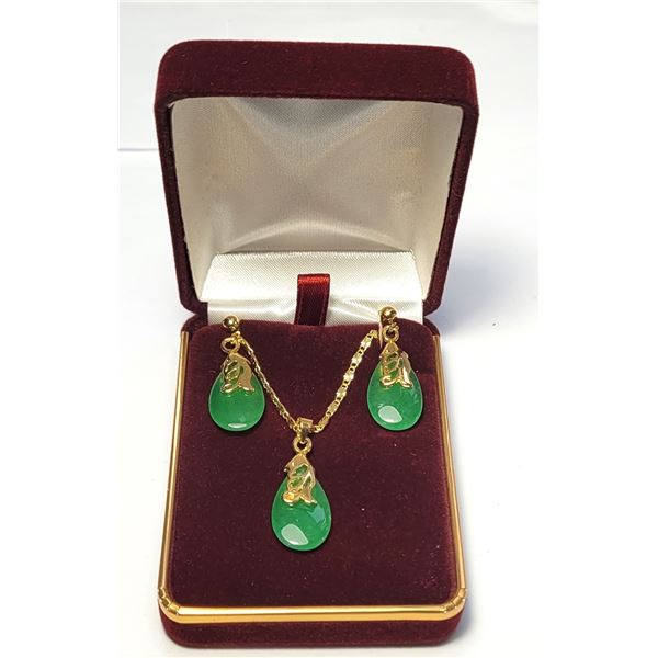 13)  GREEN JADE PENDANT ON GOLD TONE 18" CHAIN &