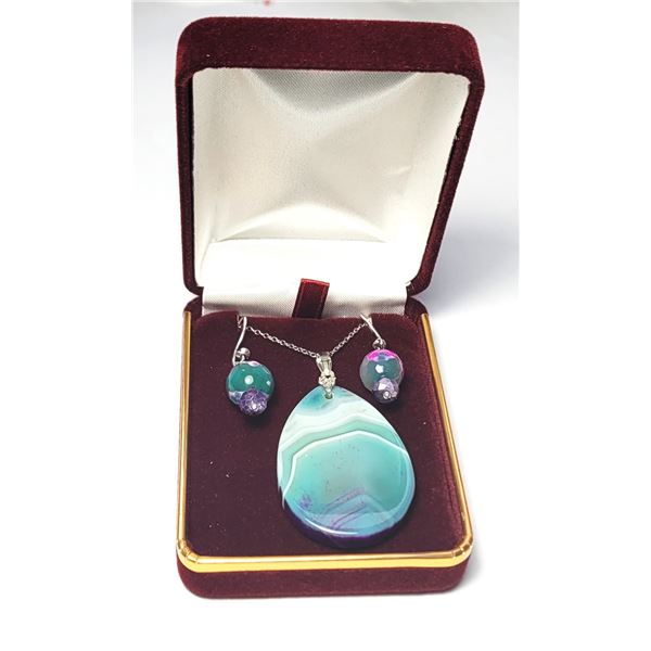 17)  NATURAL PEAR SHAPED GREEN/WHITE & PURPLE