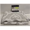 Image 1 : WHITLEY WILLOWS 100% COTTON TUFTED BATH MAT