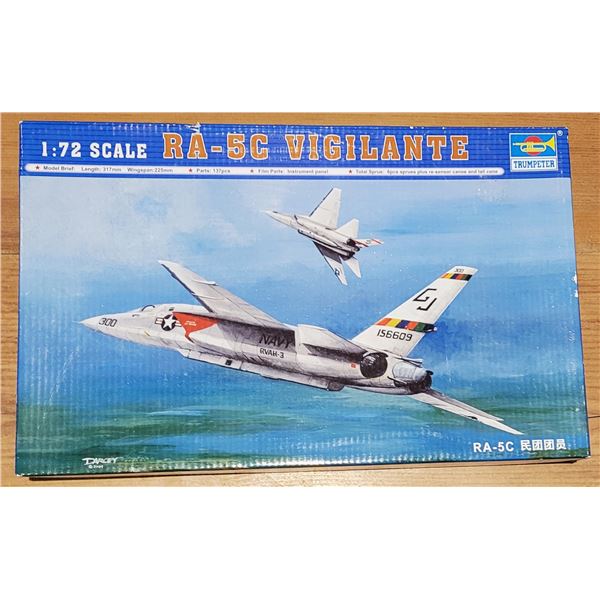 1)  USA RA-5C VIGILANTE FIGHTER JET MODEL,