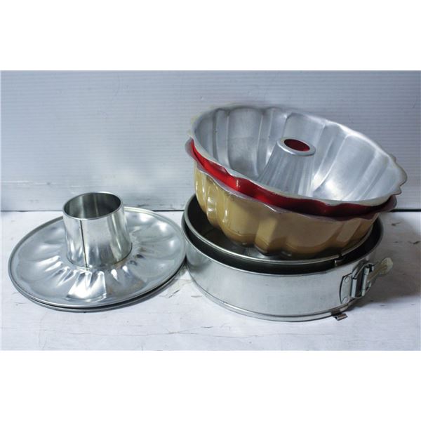 2 VINTAGE BUNT PANS & 2 SPRING FOAM PANS - ESTATE