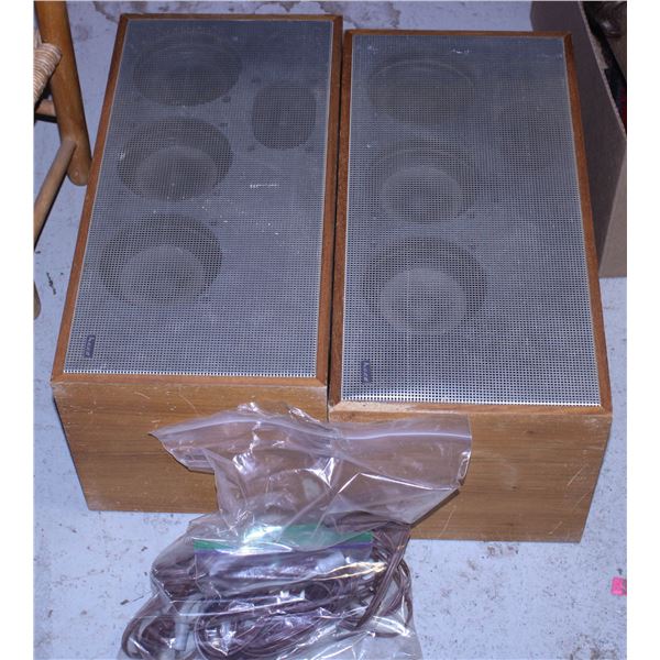 2 HECO "SOUNDMASTER" SPEAKERS - ESTATE