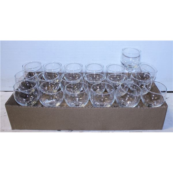 19 MATCHING SMALL WINE GLASSES - ESTATE
