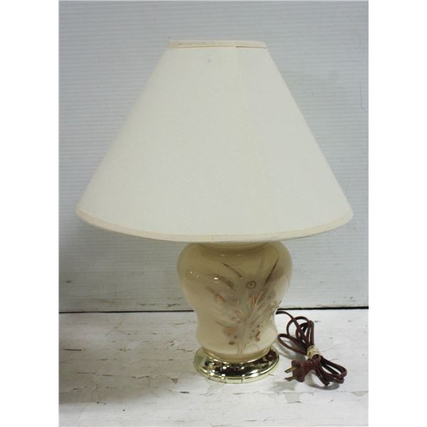 VINTAGE 70'S STYLE TABLE LAMP WITH LAMP SHADE