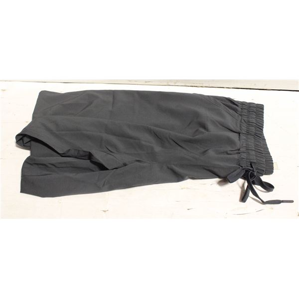 35)  NEW WITH TAGS, SIZE SMALL, STUDIO WOVEN STRET