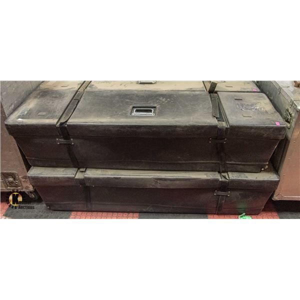 LOT OF 2 BLACK SCREEN CASES WITH VELCRO STRAPS