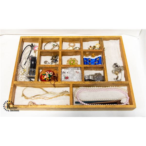 WOODEN BOX WITH LOTS OF JEWELLERY INCL.