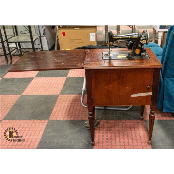 ANTIQUE SINGER SEWING MACHINE IN WOOD CABINET