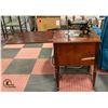 Image 1 : ANTIQUE SINGER SEWING MACHINE IN WOOD CABINET