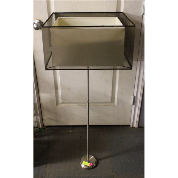 HANGING LIGHT - DINING ROOM