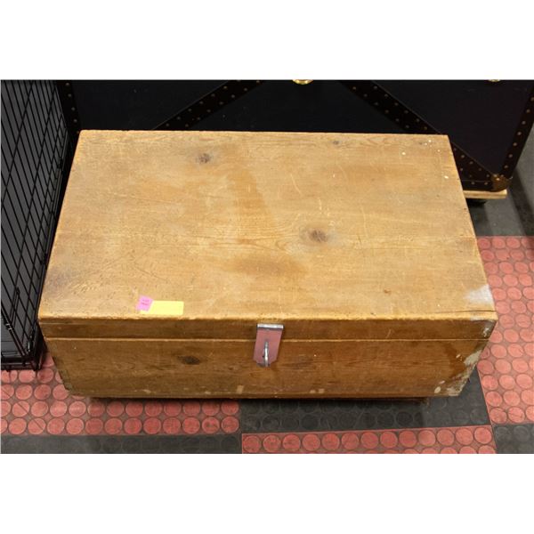 WOODEN TOOL CHEST ON WHEELS