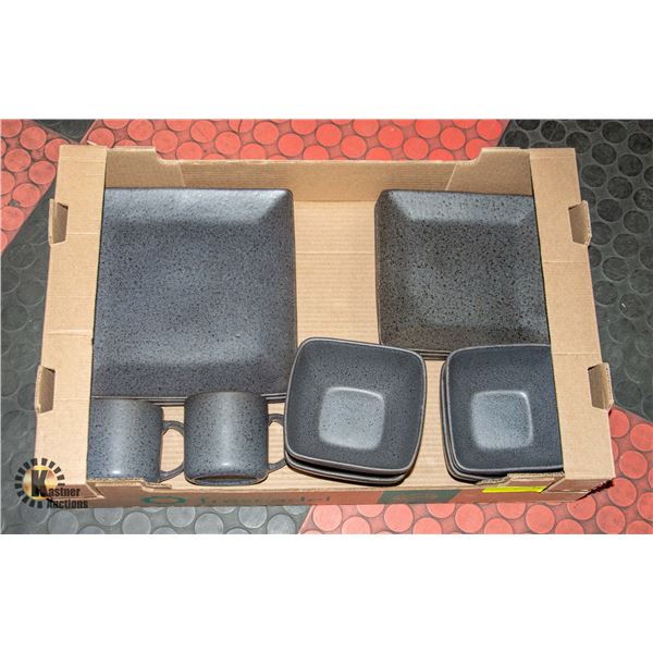 BETTER HOMES AND GARDEN 14-PIECE SQUARE