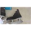 Image 2 : New Old Stock Bauer Hockey Skates Size 4 with Box 