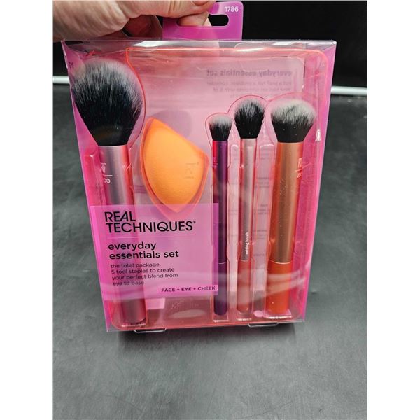 Real Techniques Everyday Essentials Set- Make up set