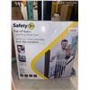 Image 2 : Safety 1st Top of Stairs Expanding Metal Gate, White, Adjustable Width 27"-42" Height 28"